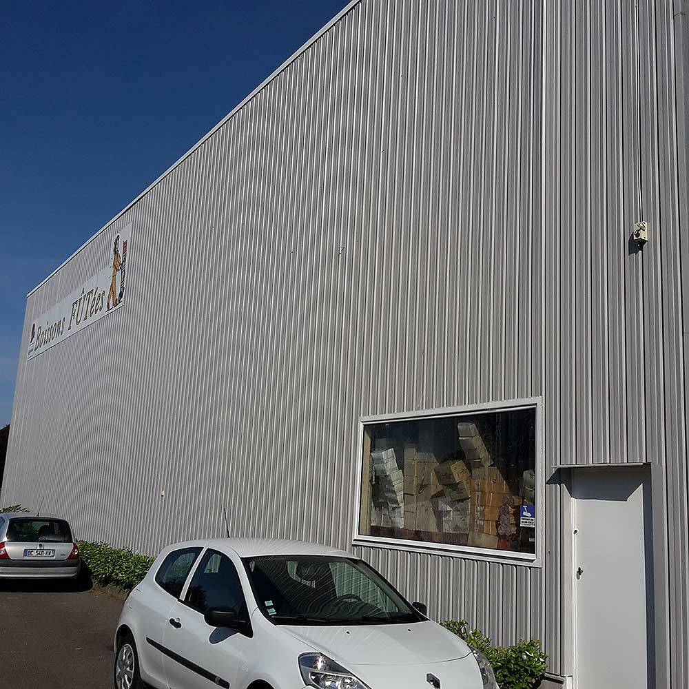 devanture magasin avec voiture