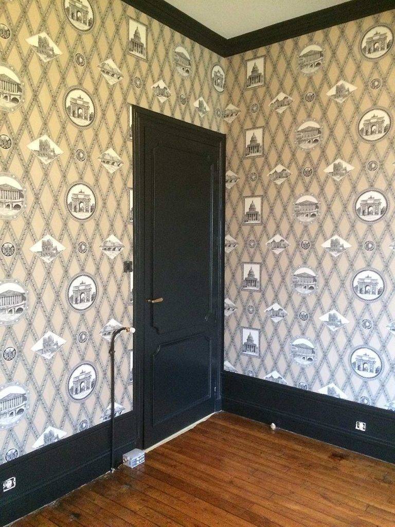 porte et papier peint