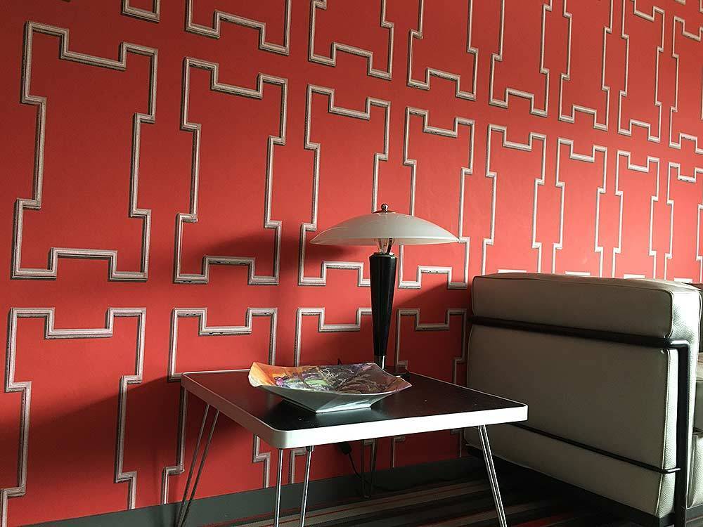 table et papier peint rouge